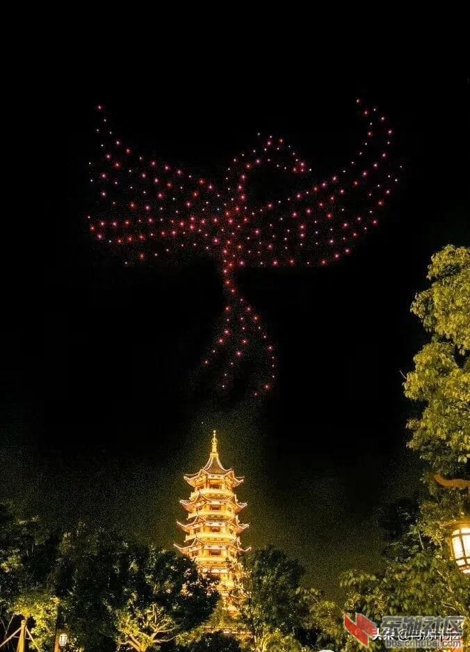 无人机在夜空中组成龙凤造型