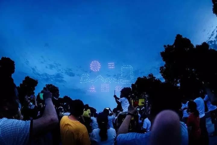 观众观看无人机夜间编队表演
