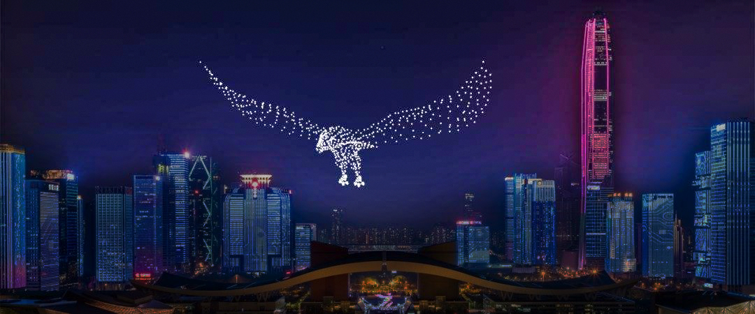 无人机在城市夜空中组成飞鸟造型