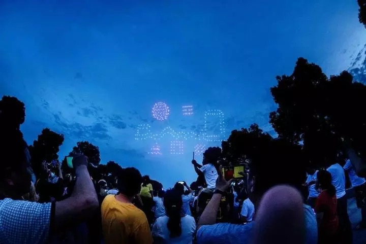 观众观看无人机夜间编队表演