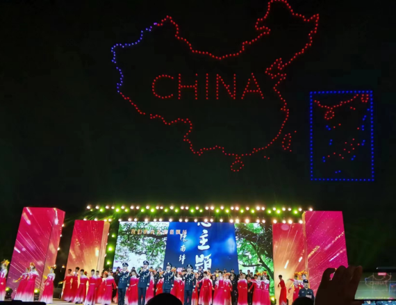 舞台活动现场上方的无人机图案编队